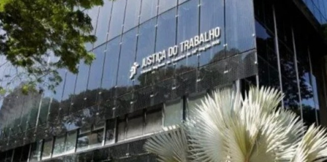 Justiça do Trabalho condena empresa a indenizar trabalhador que caminhava 1 km para usar banheiro em Goiás